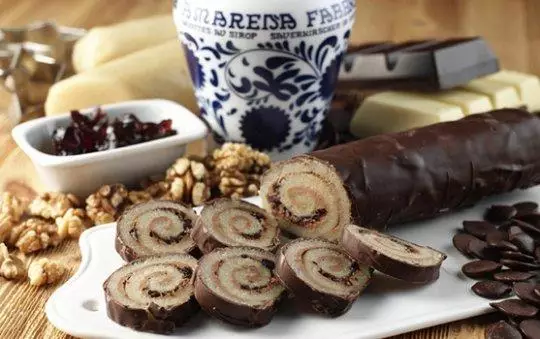 Konfekt marcipanroulade med Amarena