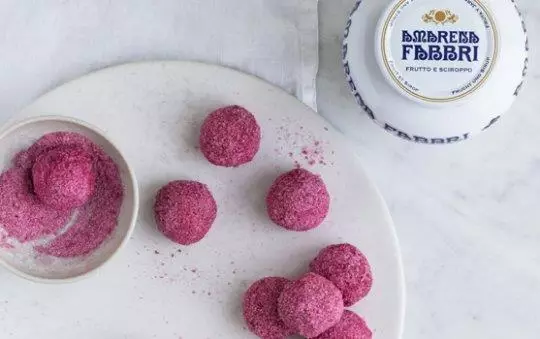 Kransekagekugler med amarenakirsebær og lakrids