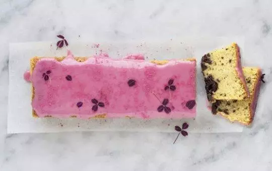 Melfri mandelkage med kirsebær og mørk chokolade