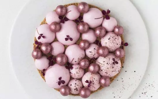 Kirsebærmoussekage med lakrids