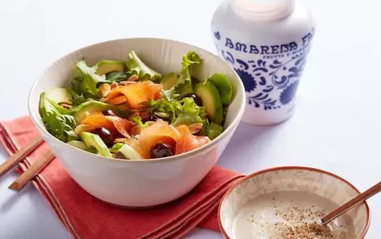 Salat med avocado, laks og amarena