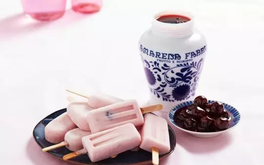 Ispinde med yoghurt og Amarena
