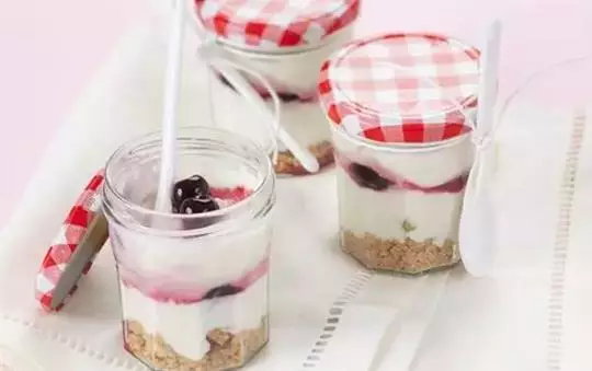 Lime mousse med ricotta og Amarena Fabbri